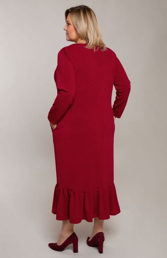 Топла рокля в цвят бордо с брошка