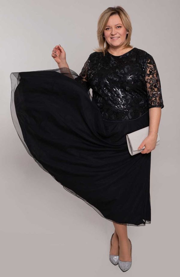Черна рокля със сатенена дантела