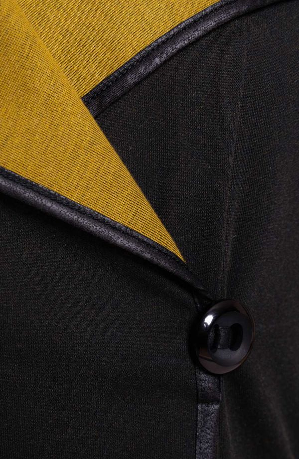Черно сако с жълти джобове