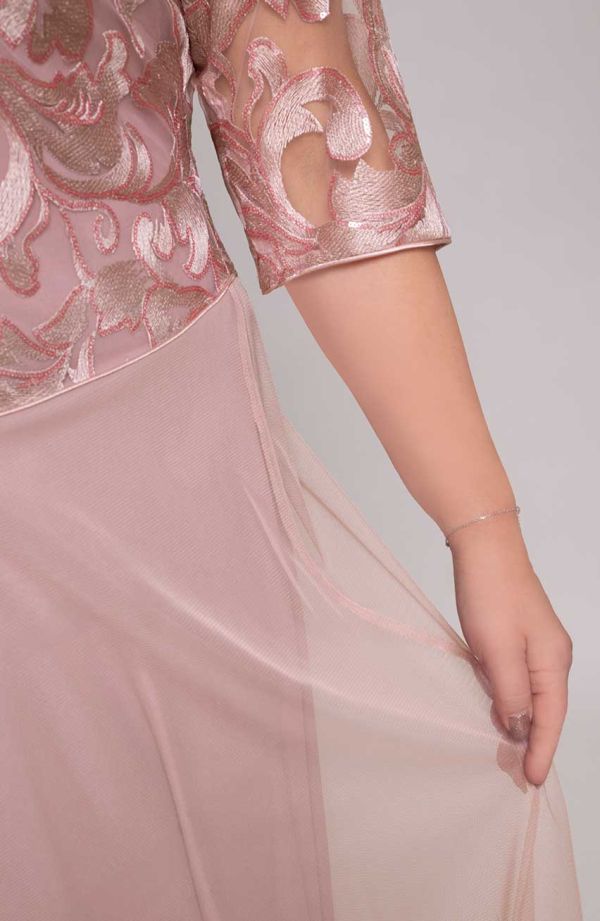 Прахообразна рокля със сатенена дантела