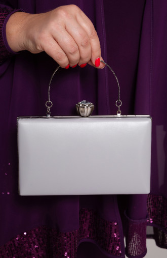 Матово сива чанта с декоративна закопчалка