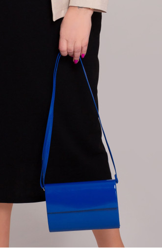 Лачена чанта клъч в цвят метличина